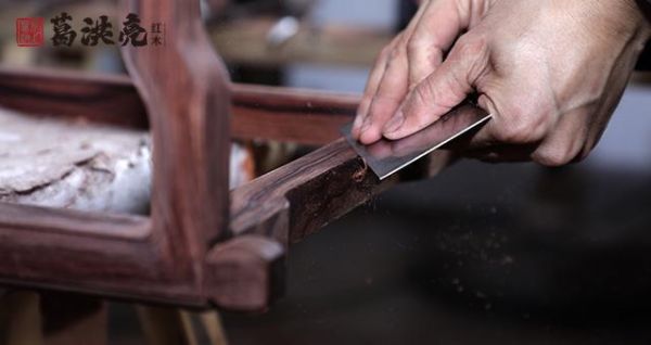 以匠心雕琢传世精品,葛洪亮红木铸就小叶紫檀家具收藏传奇