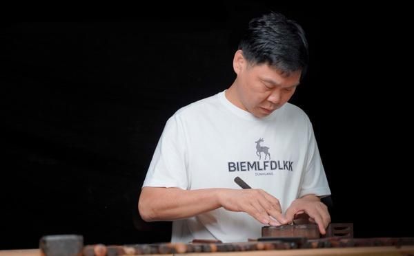 以匠心雕琢传世精品,葛洪亮红木铸就小叶紫檀家具收藏传奇