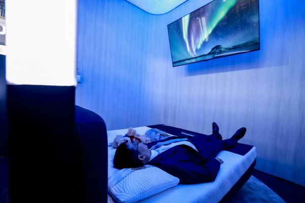 蓝色房间里的床和电视 AI 生成的内容可能不正确。