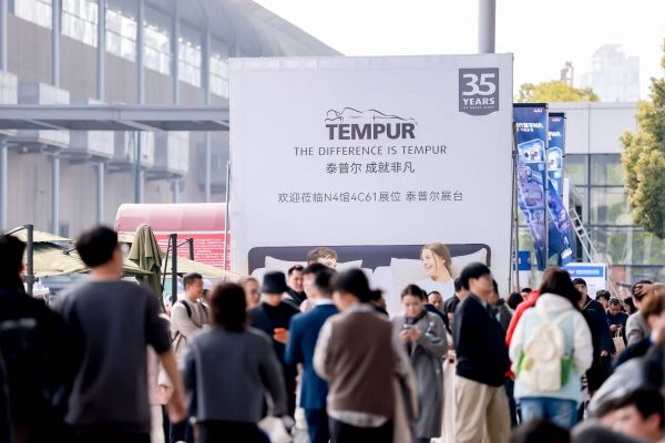 人们走在人群中 AI 生成的内容可能不正确。