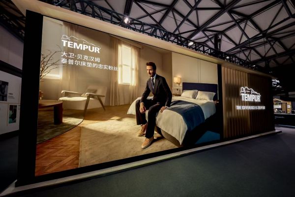 图片包含 室内, 建筑, 男人, 房间 AI 生成的内容可能不正确。