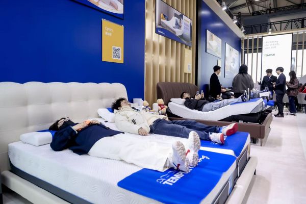 图片包含 室内, 床, 躺, 女人 AI 生成的内容可能不正确。