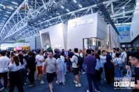 张灿设计作品「繁花静界」展馆刷屏，皇派门窗2026广州建博会首日斩获“人气王”